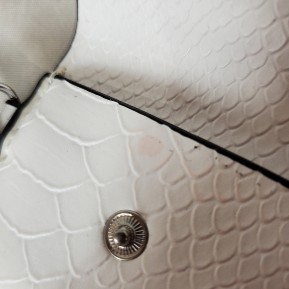 Guess White Micro Mini Change Purse Faux Reptile  Round Silver Metal Logo - Picture 6 of 10